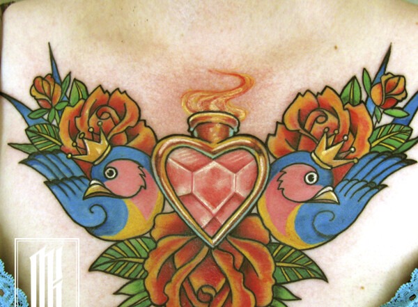татуировка на груди у девушки