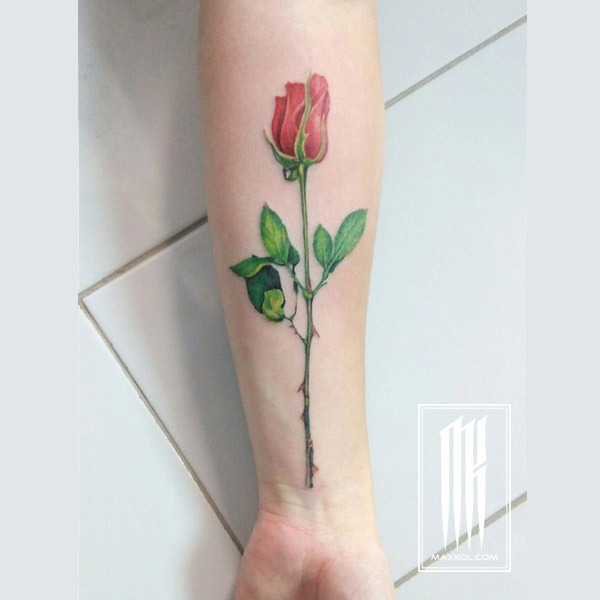 татуировка роза на руке для девушки