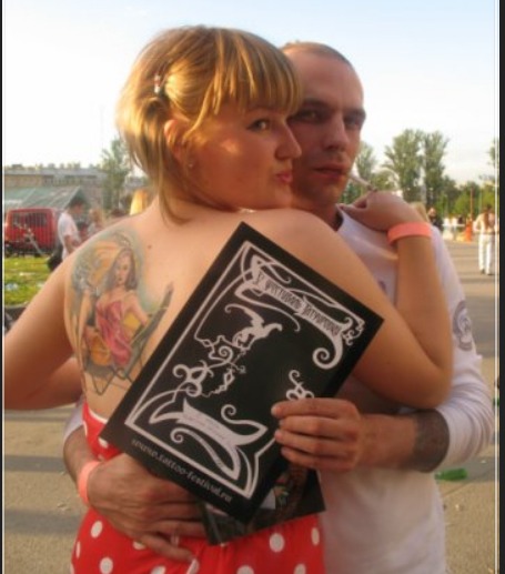 Эротичная девушка с тату на плече